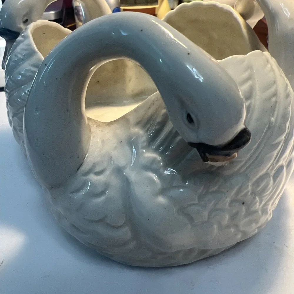 N/A swan decor